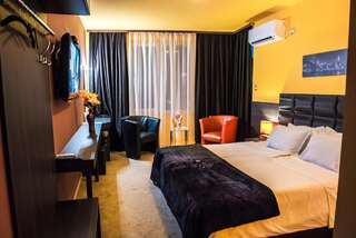 Отель Central Guest Rooms Асеновград Двухместный номер с 1 кроватью и видом на горы-1