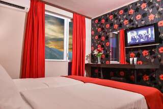Отель Central Guest Rooms Асеновград Двухместный номер с 1 кроватью и видом на горы-4
