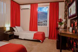 Отель Central Guest Rooms Асеновград Двухместный номер с 1 кроватью и видом на горы-8