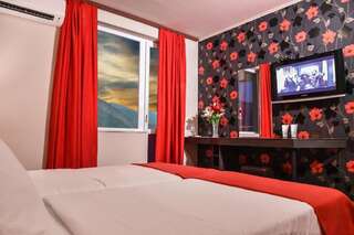 Отель Central Guest Rooms Асеновград Двухместный номер с 1 кроватью и видом на горы-18